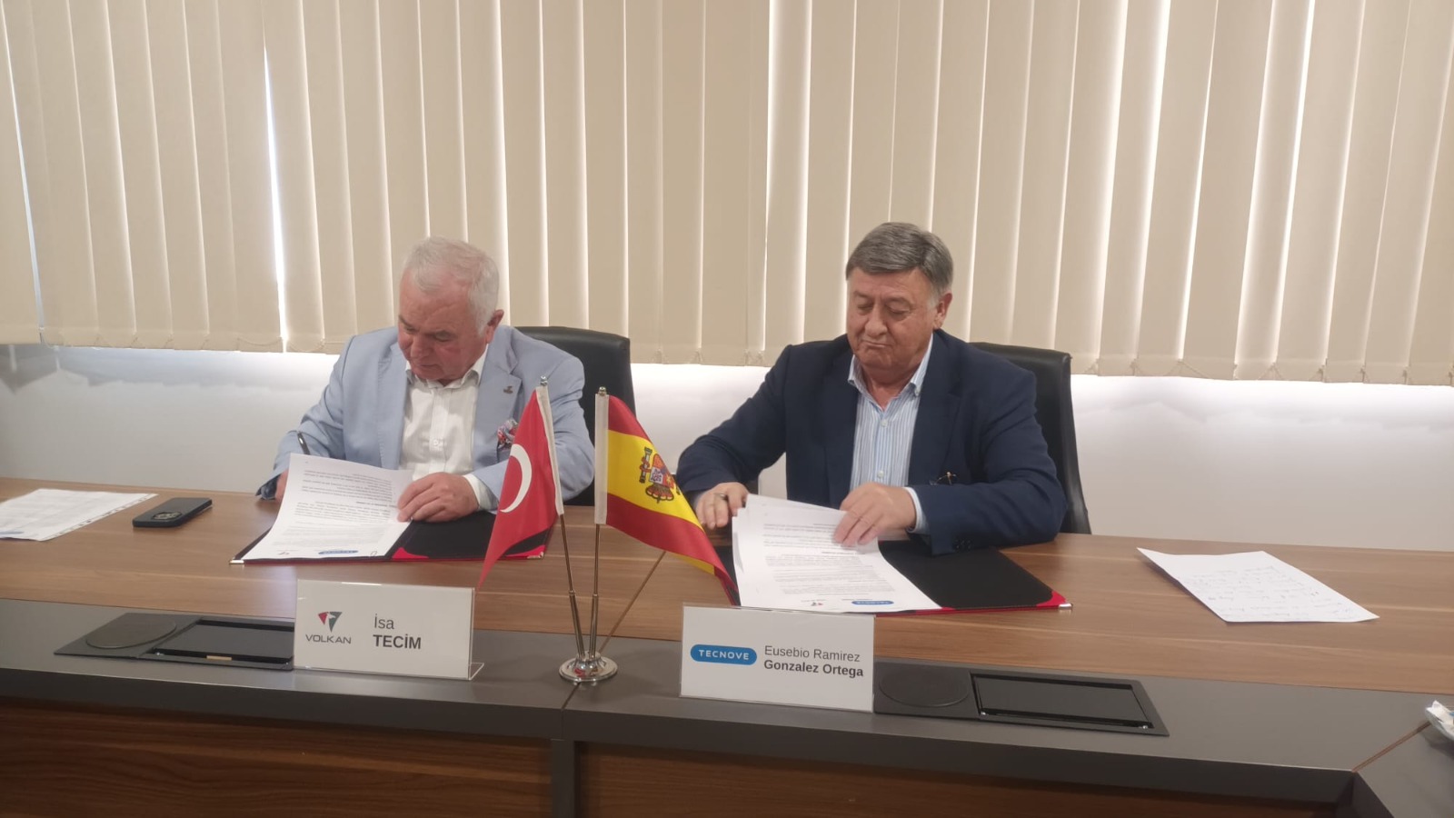 TECNOVE CUSTOM TRUCKS firma un acuerdo de distribución exclusiva con VOLKAN